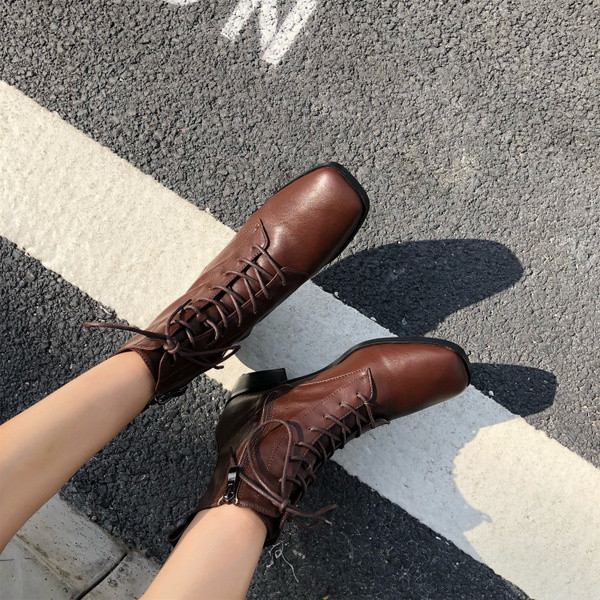 Őszi-téli csizma lekerekített modell fűzővel