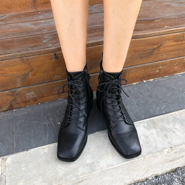 Őszi-téli csizma lekerekített modell fűzővel