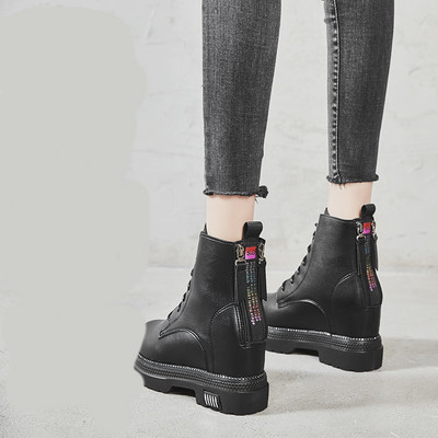 Öko bőrből készült női alkalmi csizma fűzővel és cipzárral fekete színben