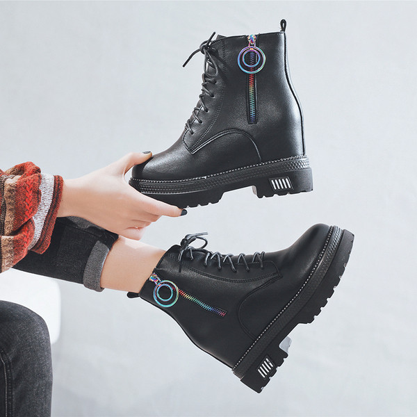 Öko bőrből készült női alkalmi csizma fűzővel és cipzárral fekete színben