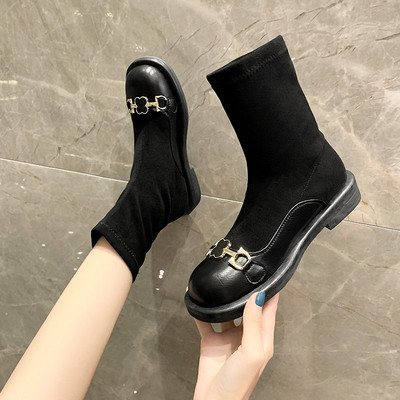 Modern fekete női csizma fém elemmel