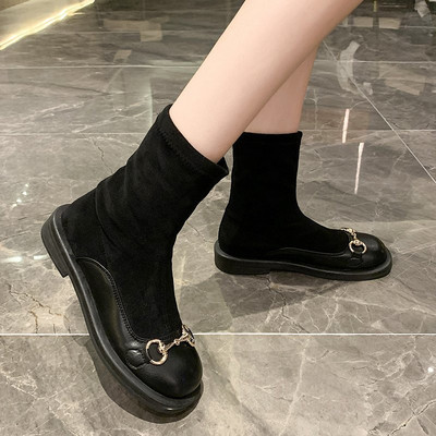 Modern fekete női csizma fém elemmel