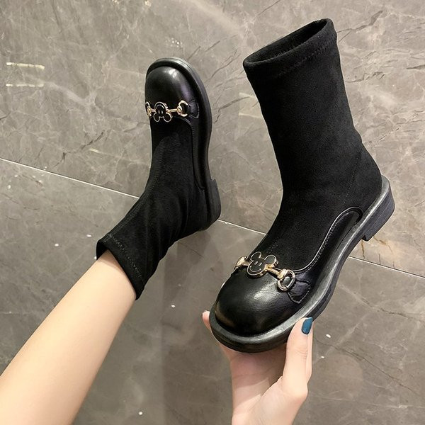Modern fekete női csizma fém elemmel