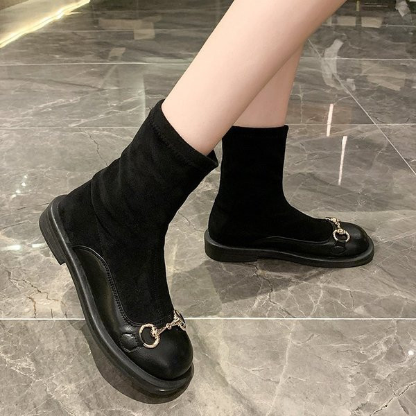 Modern fekete női csizma fém elemmel