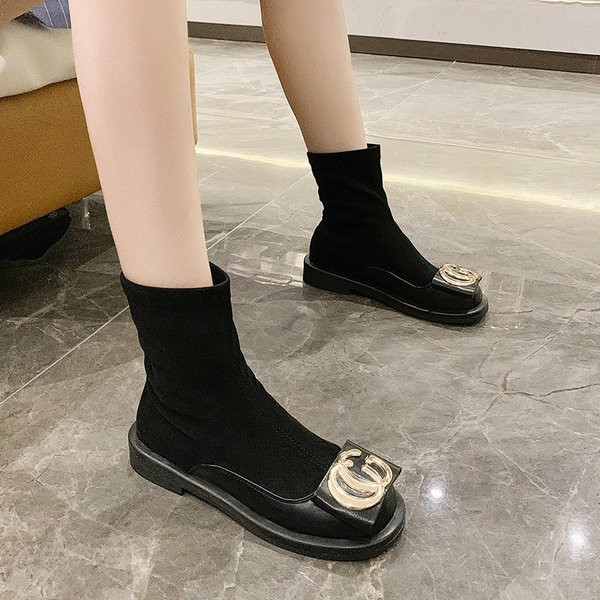 Modern fekete női csizma fém elemmel