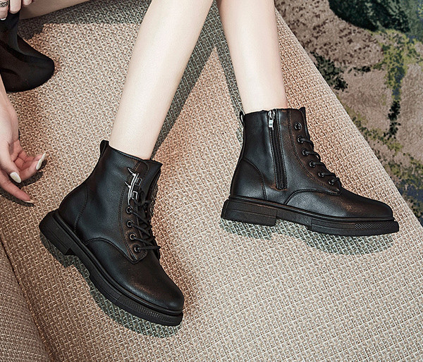 Naiste paelte ja lukuga nahast saapad