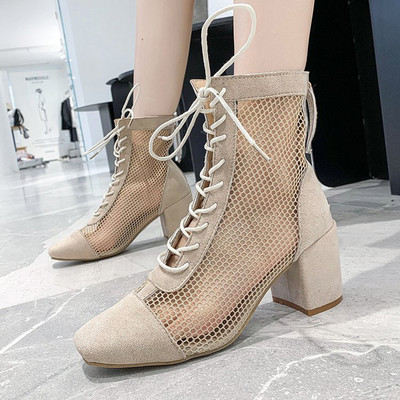 Modern női csizma vagy csizma hálóval, fűzővel és vastag sarokkal