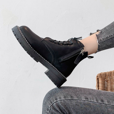 Modern női csizma műbőrből - fekete színben