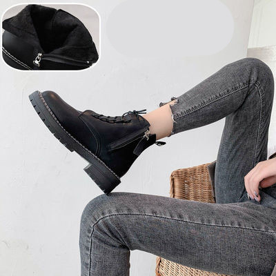 Modern női csizma műbőrből - fekete színben