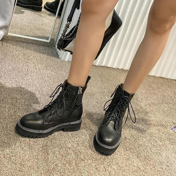 Modern női csizma műbőrből - fekete színben