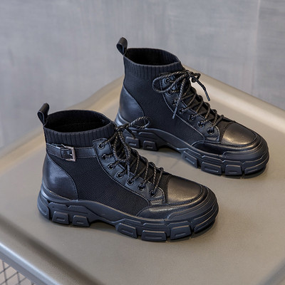 Mustad naiste paelte ja pandlaga saapad