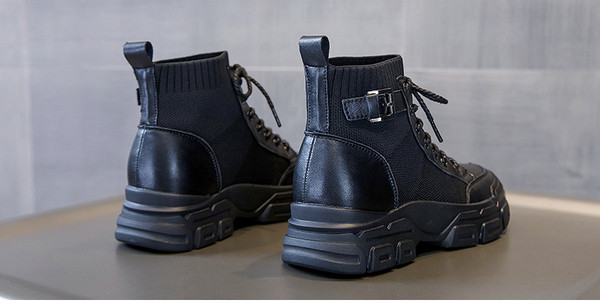 Mustad naiste paelte ja pandlaga saapad