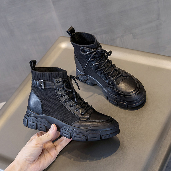 Mustad naiste paelte ja pandlaga saapad