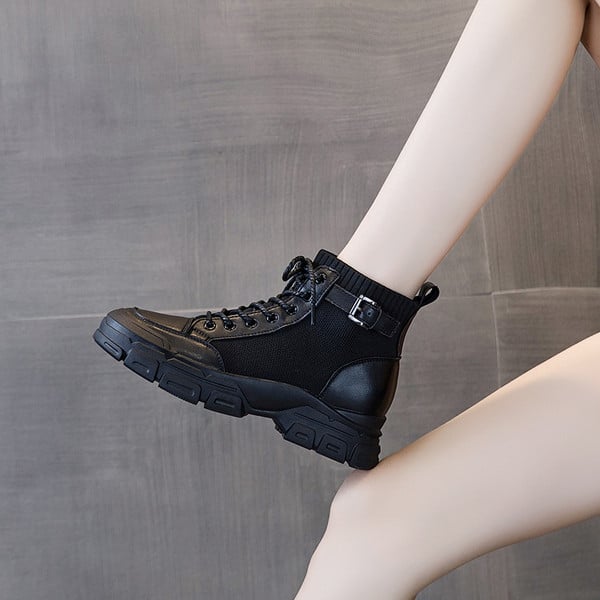 Mustad naiste paelte ja pandlaga saapad