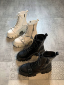 Öko bőrből készült modern női csizma durva talppal, fém csattal