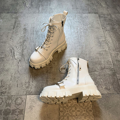 Öko bőrből készült modern női csizma durva talppal, fém csattal