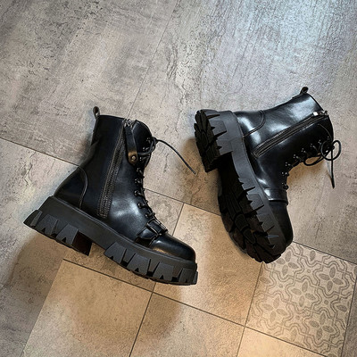 Öko bőrből készült modern női csizma durva talppal, fém csattal