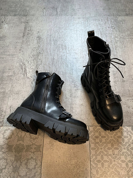 Öko bőrből készült modern női csizma durva talppal, fém csattal