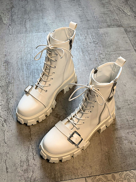 Öko bőrből készült modern női csizma durva talppal, fém csattal