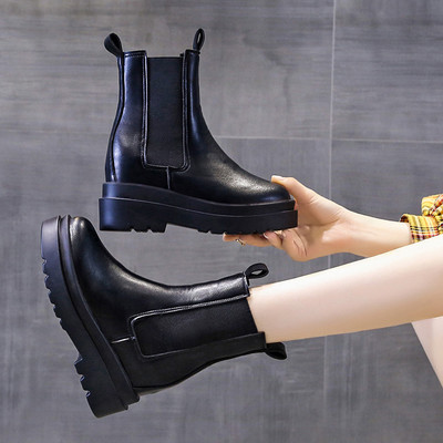 Naiste vabaaja saapad kõrge tallaga musta värvi