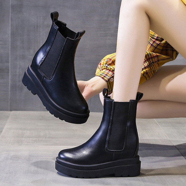 Naiste vabaaja saapad kõrge tallaga musta värvi