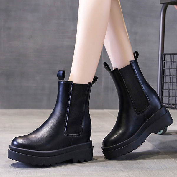 Naiste vabaaja saapad kõrge tallaga musta värvi