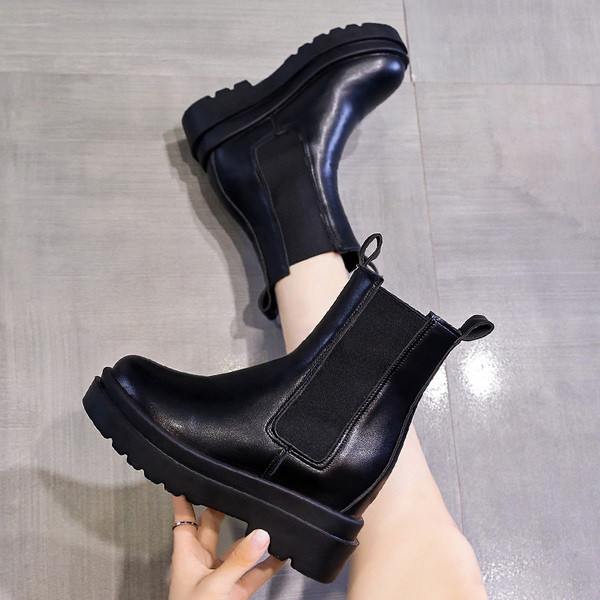 Naiste vabaaja saapad kõrge tallaga musta värvi