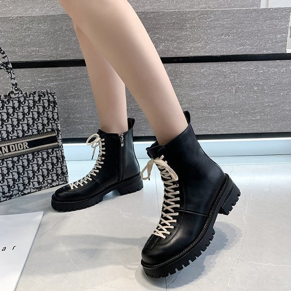 Moodsad naiste paeltega saapad - musta värvi