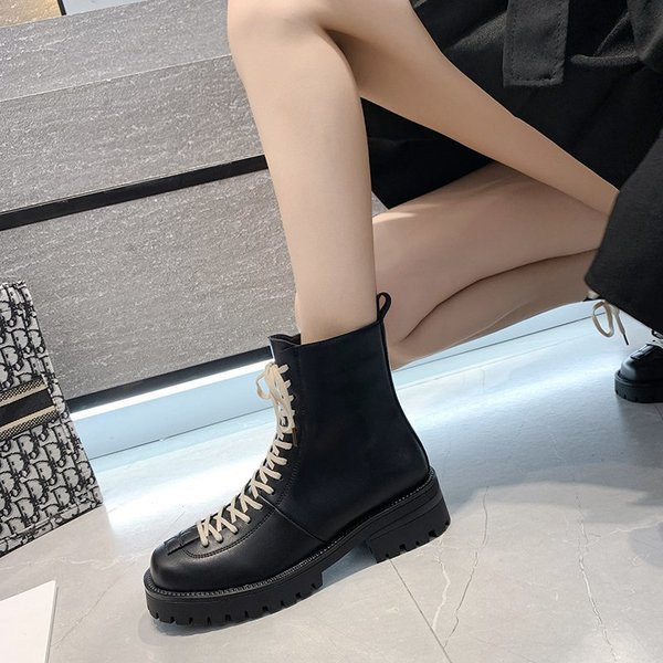 Moodsad naiste paeltega saapad - musta värvi