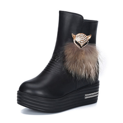 Naiste vabaaja saapad ökonahast udusulgede ja metallist kaunistusega - mitu mudelit