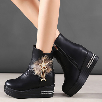 Naiste vabaaja saapad ökonahast udusulgede ja metallist kaunistusega - mitu mudelit