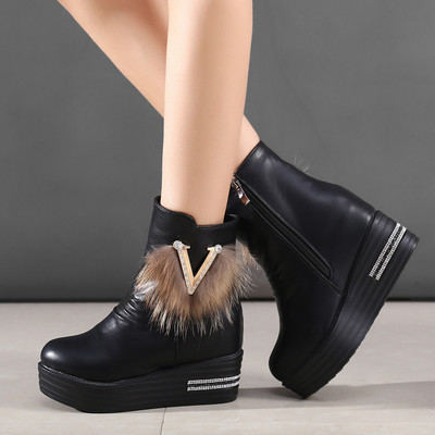 Naiste vabaaja saapad ökonahast udusulgede ja metallist kaunistusega - mitu mudelit