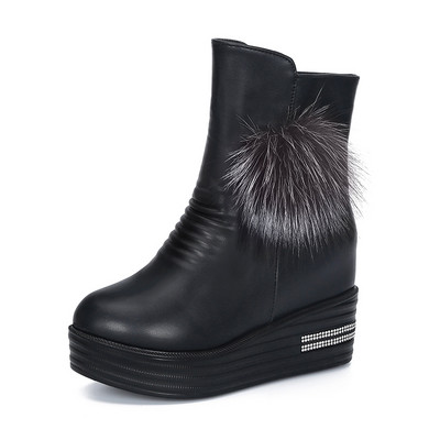 Naiste vabaaja saapad ökonahast udusulgede ja metallist kaunistusega - mitu mudelit