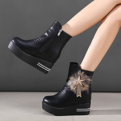 Naiste vabaaja saapad ökonahast udusulgede ja metallist kaunistusega - mitu mudelit