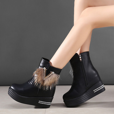 Naiste vabaaja saapad ökonahast udusulgede ja metallist kaunistusega - mitu mudelit