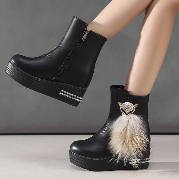 Naiste vabaaja saapad ökonahast udusulgede ja metallist kaunistusega - mitu mudelit