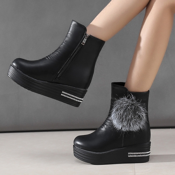 Naiste vabaaja saapad ökonahast udusulgede ja metallist kaunistusega - mitu mudelit