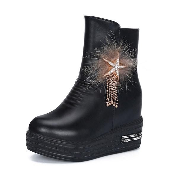 Naiste vabaaja saapad ökonahast udusulgede ja metallist kaunistusega - mitu mudelit