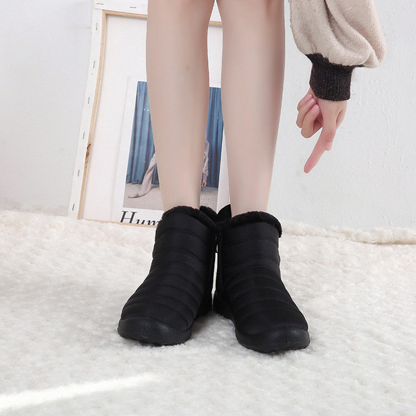 Női csizma puha béléssel és lapos talppal