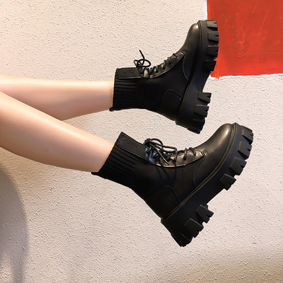 Modern női fekete csizma durva talppal és fűzővel