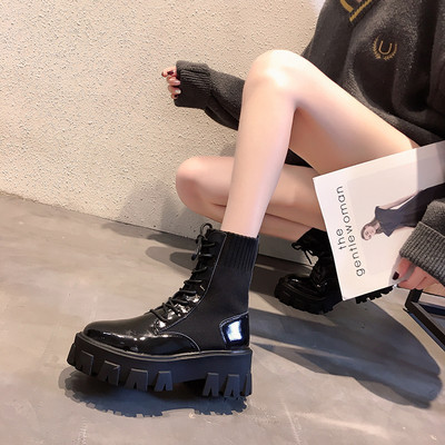 Modern női fekete csizma durva talppal és fűzővel