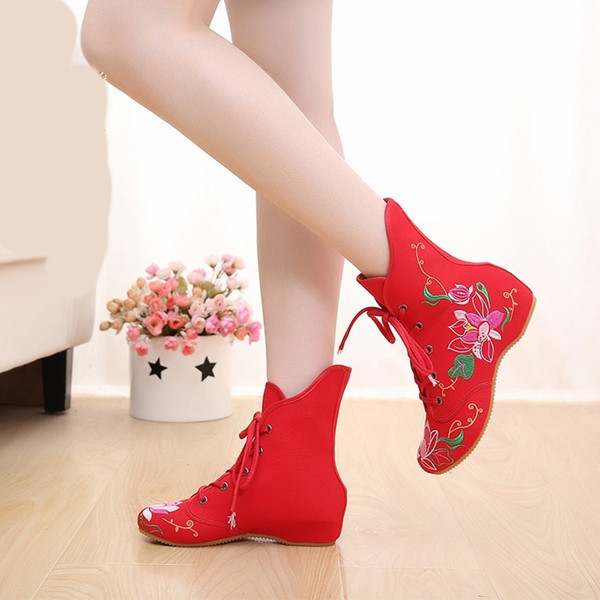 Alkalmi női színes csizma fűzővel és hímzéssel