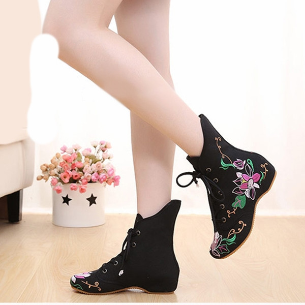 Alkalmi női színes csizma fűzővel és hímzéssel