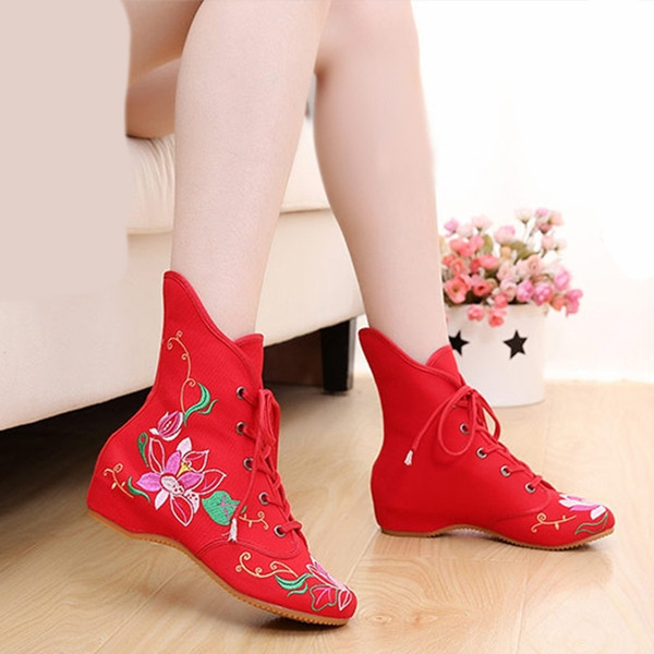 Alkalmi női színes csizma fűzővel és hímzéssel