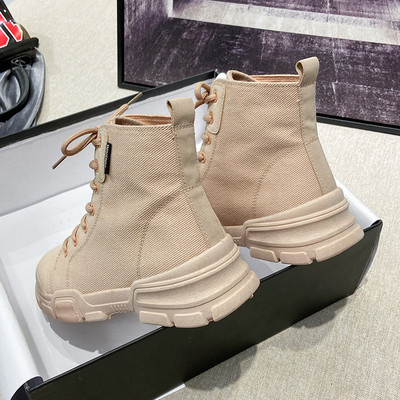 Γυναικείες αθλητικές μπότες με κορδόνια και τραχιά σόλα