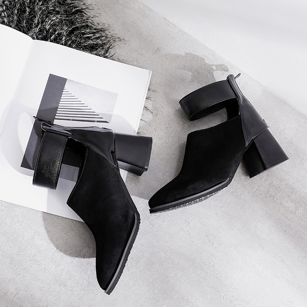 Mūsdienīgi sieviešu zābaki ar bieziem papēžiem un dzīvnieku rakstu