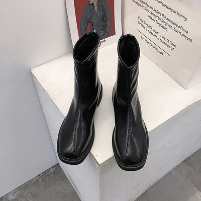 Sima modell női csizma vagy csizma lekerekített modell, lapos talppal