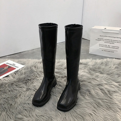 Sima modell női csizma vagy csizma lekerekített modell, lapos talppal