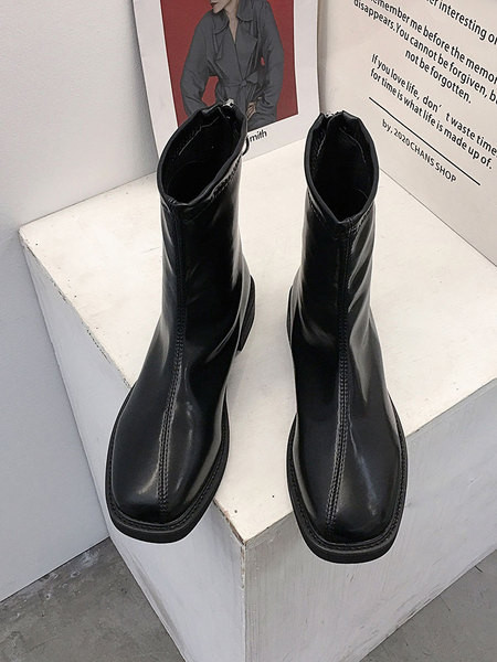 Sima modell női csizma vagy csizma lekerekített modell, lapos talppal