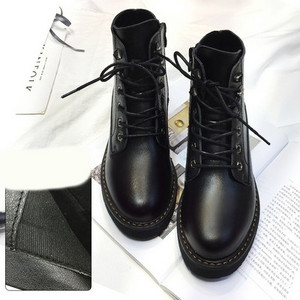 Női bőrcsizma fűzővel és lapos talppal, fekete színben